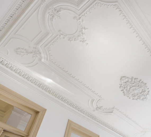 Moulure plafond couleur blanc porte en bois